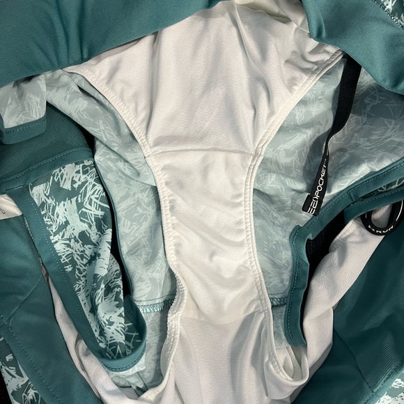 Women’s Under Armour Speedpocket Heat Gear shorts - Picture 4 of 5